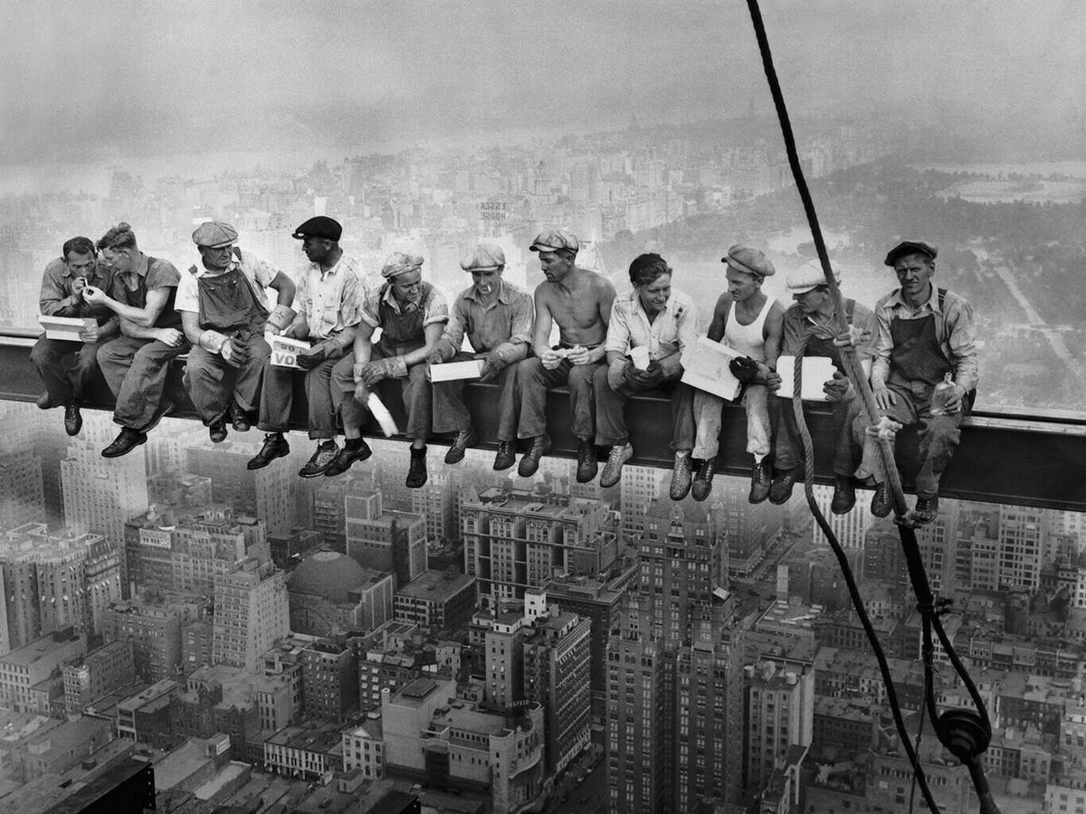 Foto: Así funciona la nueva atracción para recrear la mítica foto de los obreros en la viga de Nueva York. (Twitter: @literlandweb1)