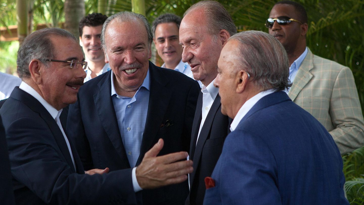 El rey Juan Carlos de Españan en La Romana, en 2015, en un encuentro con empresarios y el presidente dominicano. (EFE)