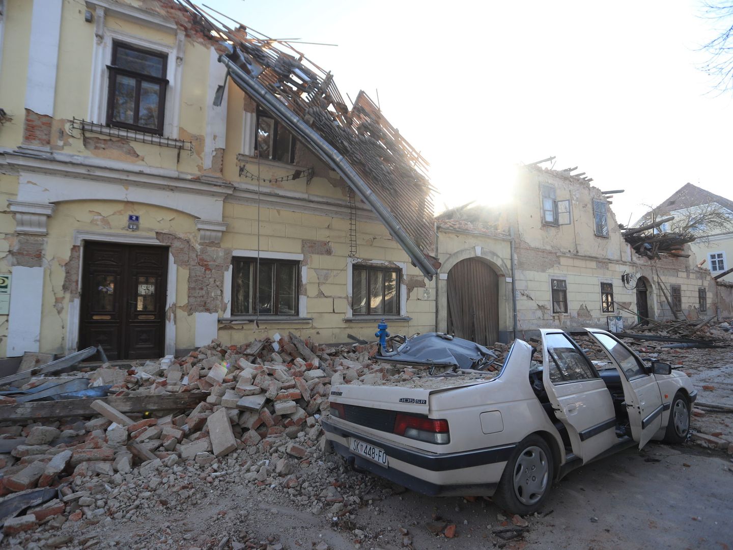 Un coche y varias casas destruidas en una calle de Petrinja tras el terremoto de magnitud 6,2 (REUTERS)