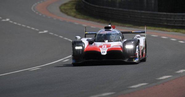 Foto: El Toyota de Alonso rueda sobre el trazado de Le Mans (Twitter: @Toyota_Hybrid)