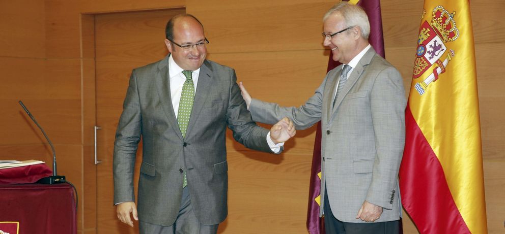 El presidente de Murcia, Ramón Luis Valcárcel (d), y el consejero de Educación, Pedro Antonio Sánchez. (EFE)