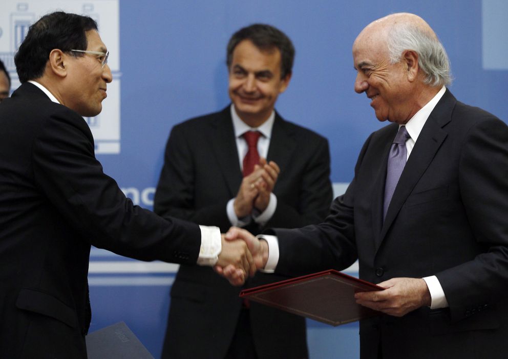 Foto: Foto de archivo del presidente del BBVA, Francisco González, y el presidente del Banco de Desarrollo de China, Zheng Zhijie, en enero de 2011 (Reuters)