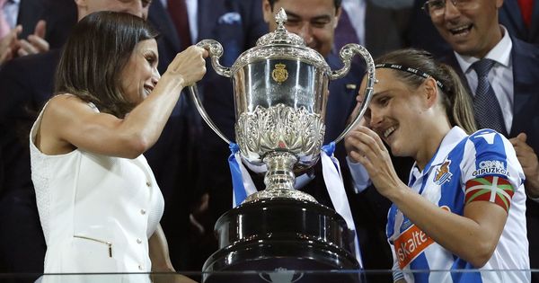 Foto: La reina entrega la Copa a Sandra Ramajo, capitana de la Real Sociedad. (EFE)