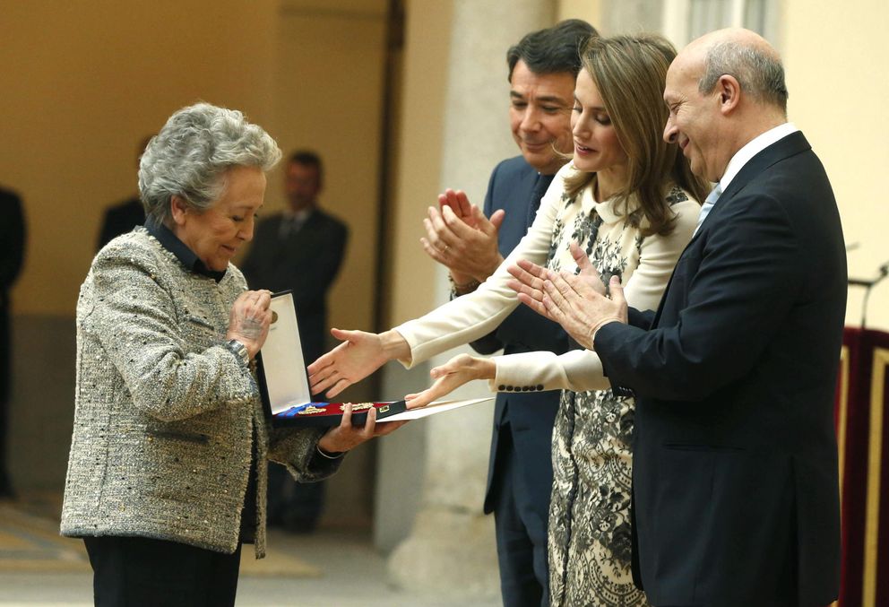 Amparo Baró recibe la Medalla de Oro al Mérito en las Bellas Artes en 2011 (EFE)