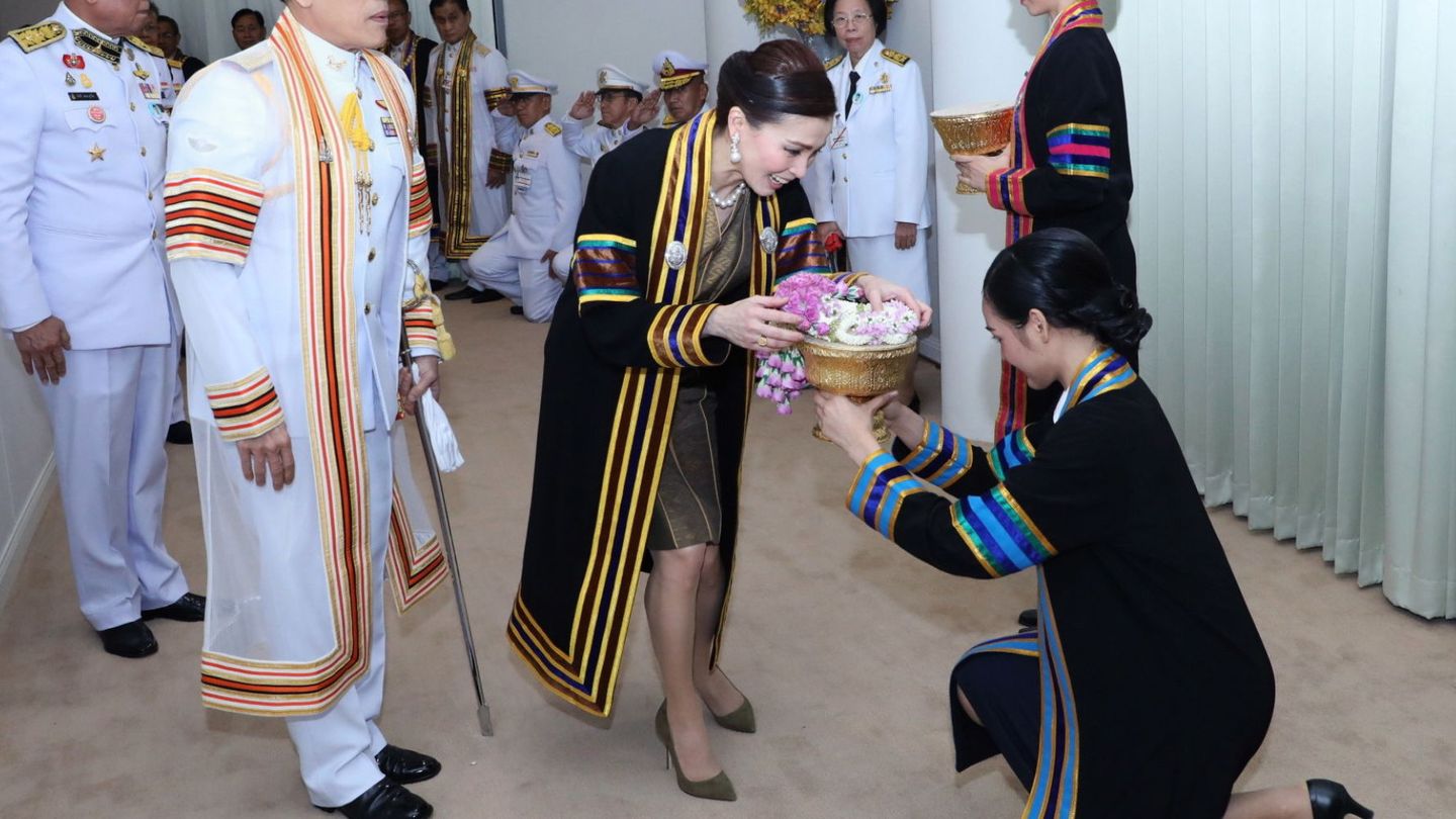 La reina de Tailandia recibe flores en una ceremonia. (EFE)
