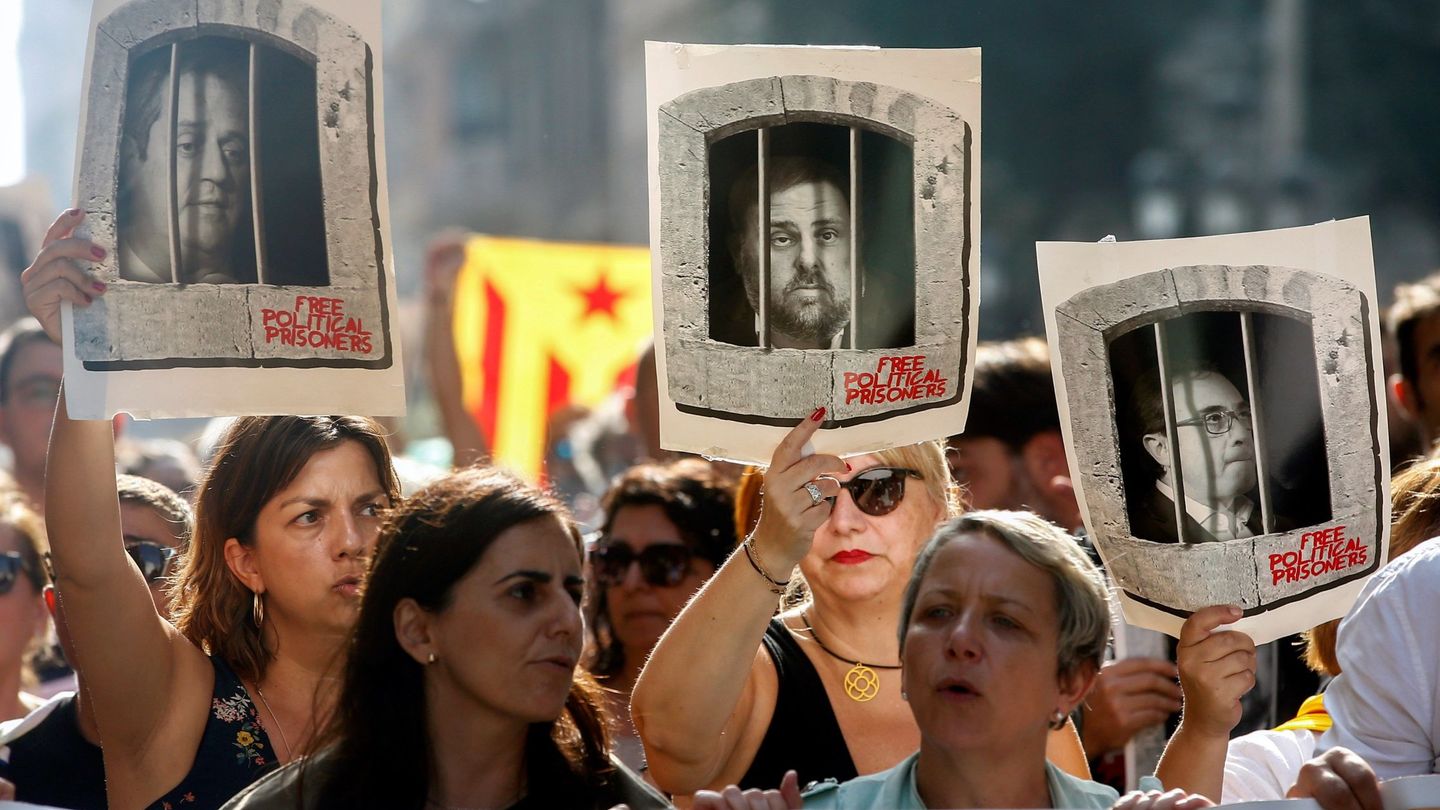 Protestas en la céntrica Via Laietana de Barcelona tras la lectura de la sentencia. (EFE)