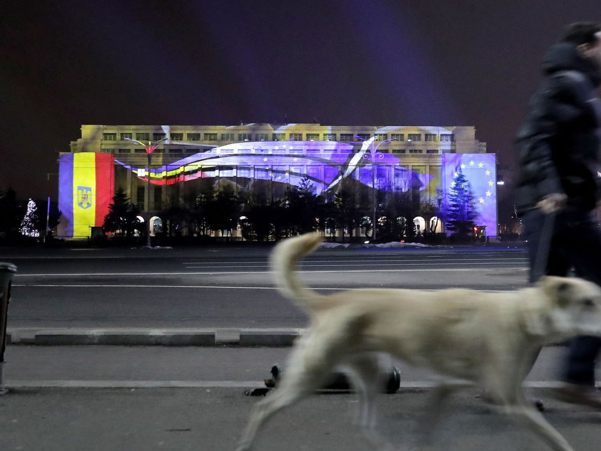 Foto: La bandera de Rumanía y la de la UE, en Bucarest, en diciembre de 2018. 