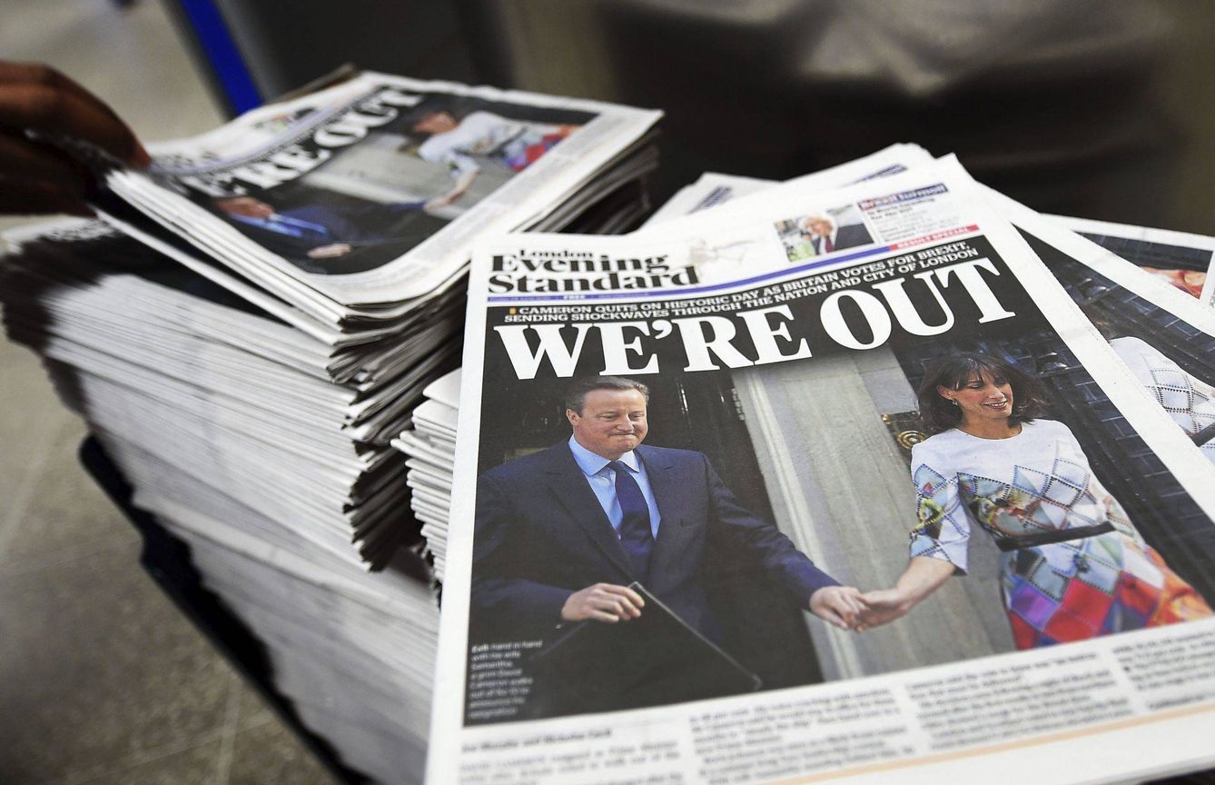 Portada del diario 'Evening Standar' con el titular: 'Estamos fuera' (EFE)