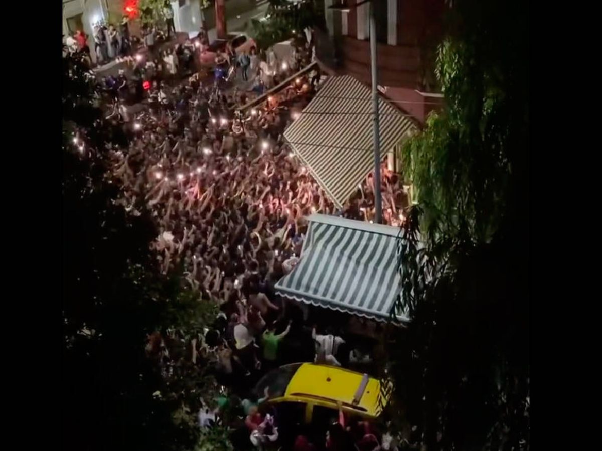 Foto: Cientos de personas cortaron la calle donde cenaba Leo Messi (Twitter/@M30Xtra)