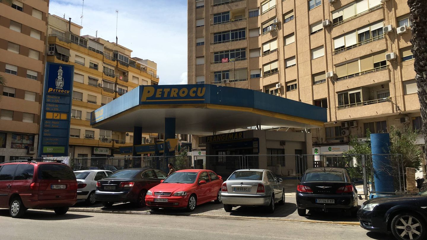 La gasolinera se ubica en el centro de la localidad de Alzira. (EC)