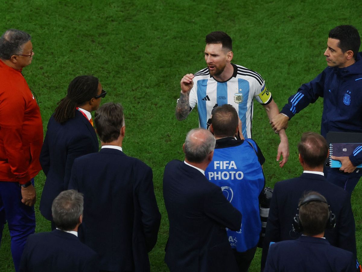 Foto: Messi se enfrenta al banquillo de Países Bajos. (Reuters/Paul Childs)