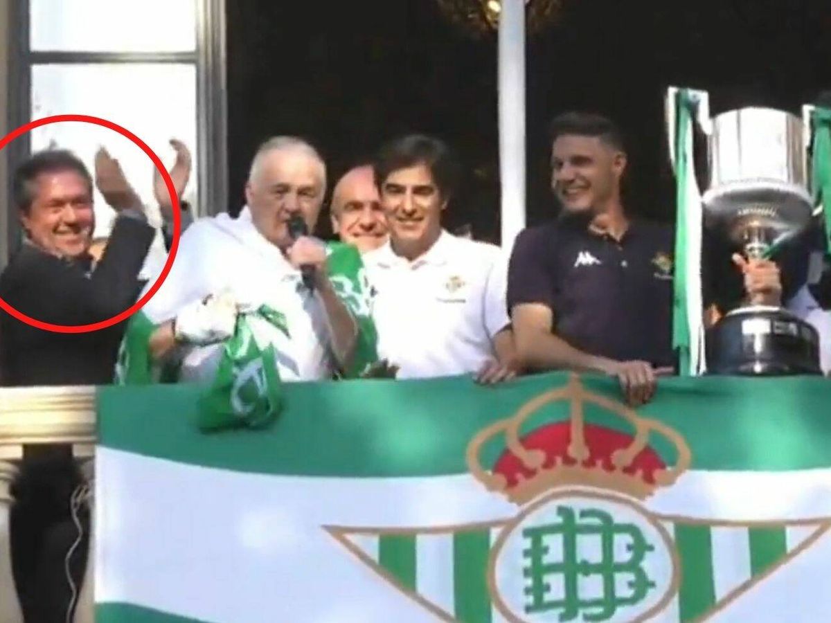 Foto: Juan Espadas en el balcón del Ayuntamiento de Sevilla celebrando la victoria del Betis. 