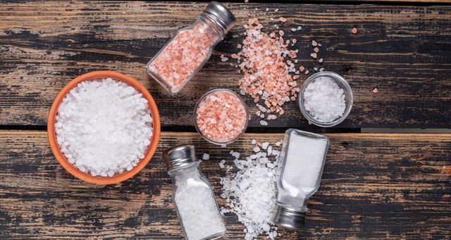 Se recomienda limitar la ingesta de sal a menos de 5 gramos al día, es decir, aproximadamente una cucharadita. (Freepik)