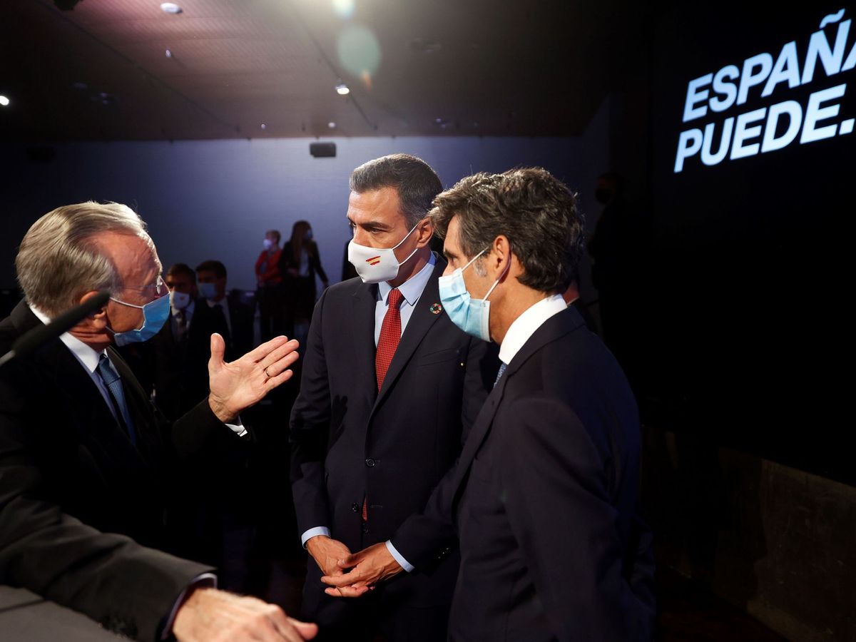Foto: Isidro Fainé, presidente de la Fundación la Caixa, junto al de Telefónica, José María Álvarez-Pallete, y Pedro Sánchez. (EFE/Mariscal)