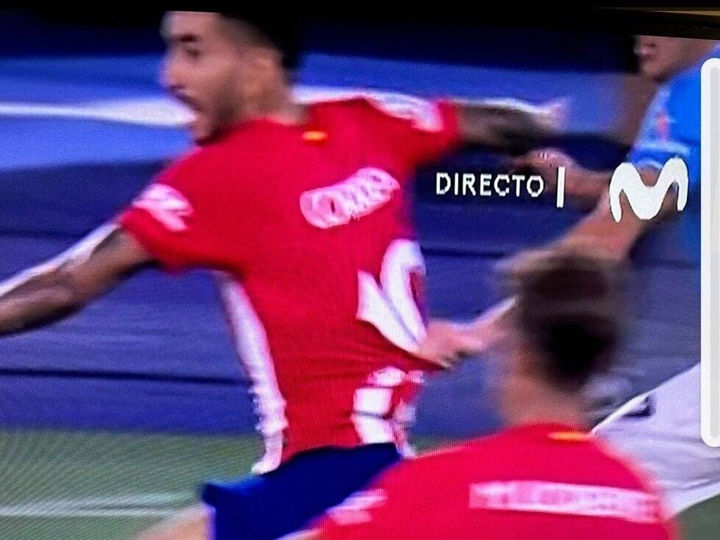 El agarrón a Correa en el descuento durante el Lazio-Atlético (Movistar ).