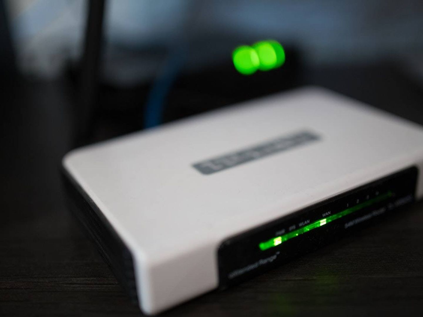 Aunque parezca que no hacen nada, las luces que hay en el router pueden delatar que alguien se está conectado a nuestra wifi (Imagen: Pexels)