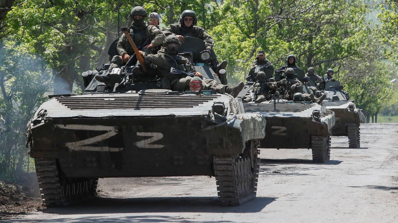 Foto: Convoy de tanques rusos en Mariúpol. (Reuters/Alexander Ermochenko)