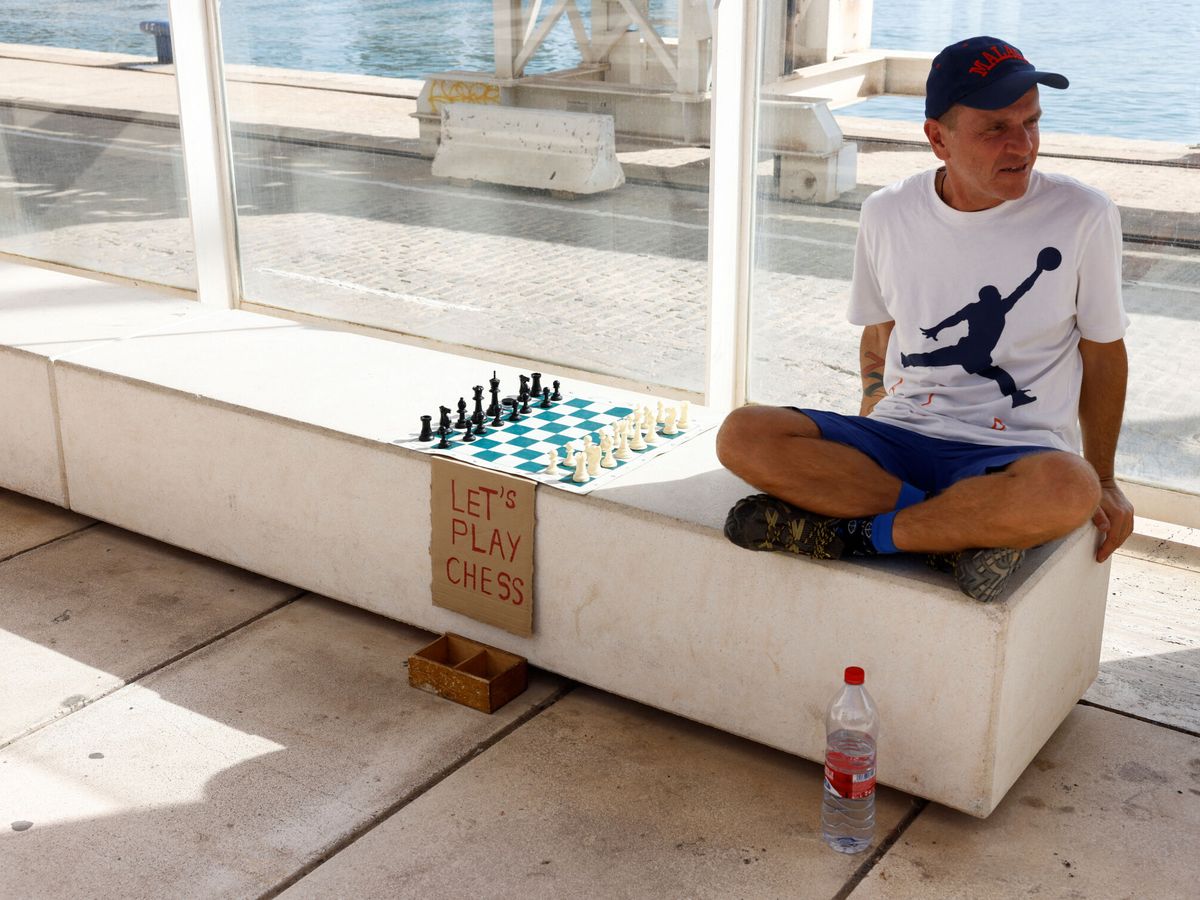 Foto: Un hombre esperando a jugar una partida de ajedrez. (Reuters/Jon Nazca)