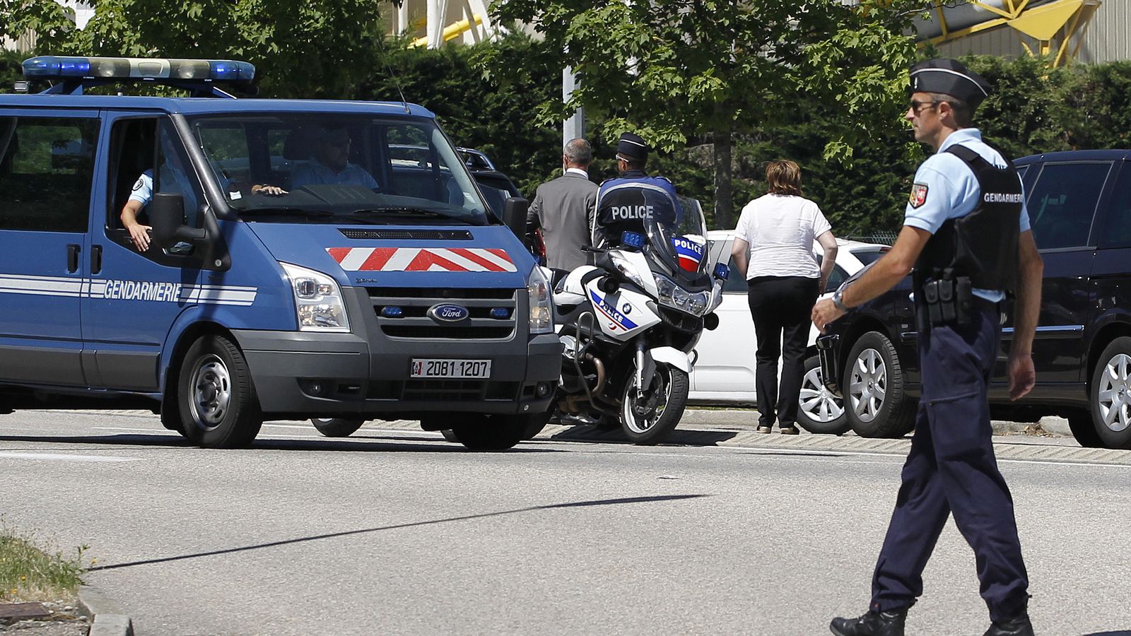 Foto: Un gendarme francés bloquea el acceso a la fábrica donde se produjo el atentado (Reuters).