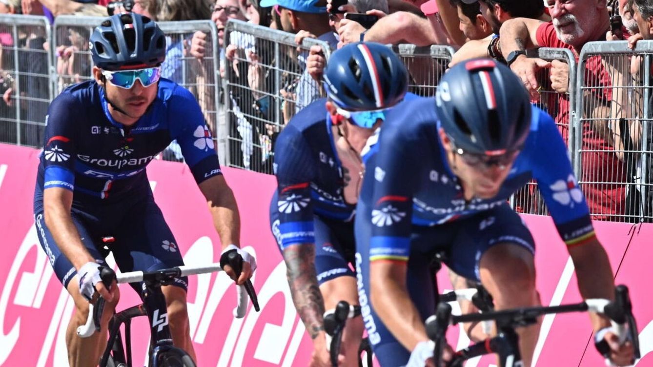 Foto: Bergamo (Italy), 21 05 2023.- French rider Bruno Armirail of Groupama - Fdj team wearing the overall leader's pink jersey in action to cross the finish line during the fifteenth stage of the 2023 Giro d'Italia cycling race over 195 km from Seregno to Ber