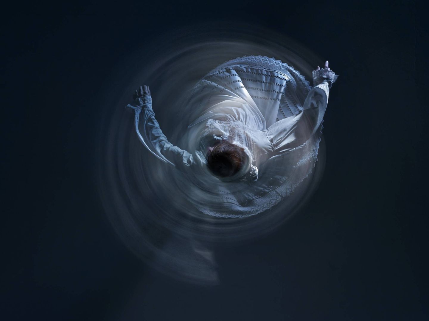 Una ‘dantzari’ captada con una cámara cenital que reflejaba el símil de un electrón atrapado ‘bailando’ alrededor del núcleo atómico. (Foto cedida)