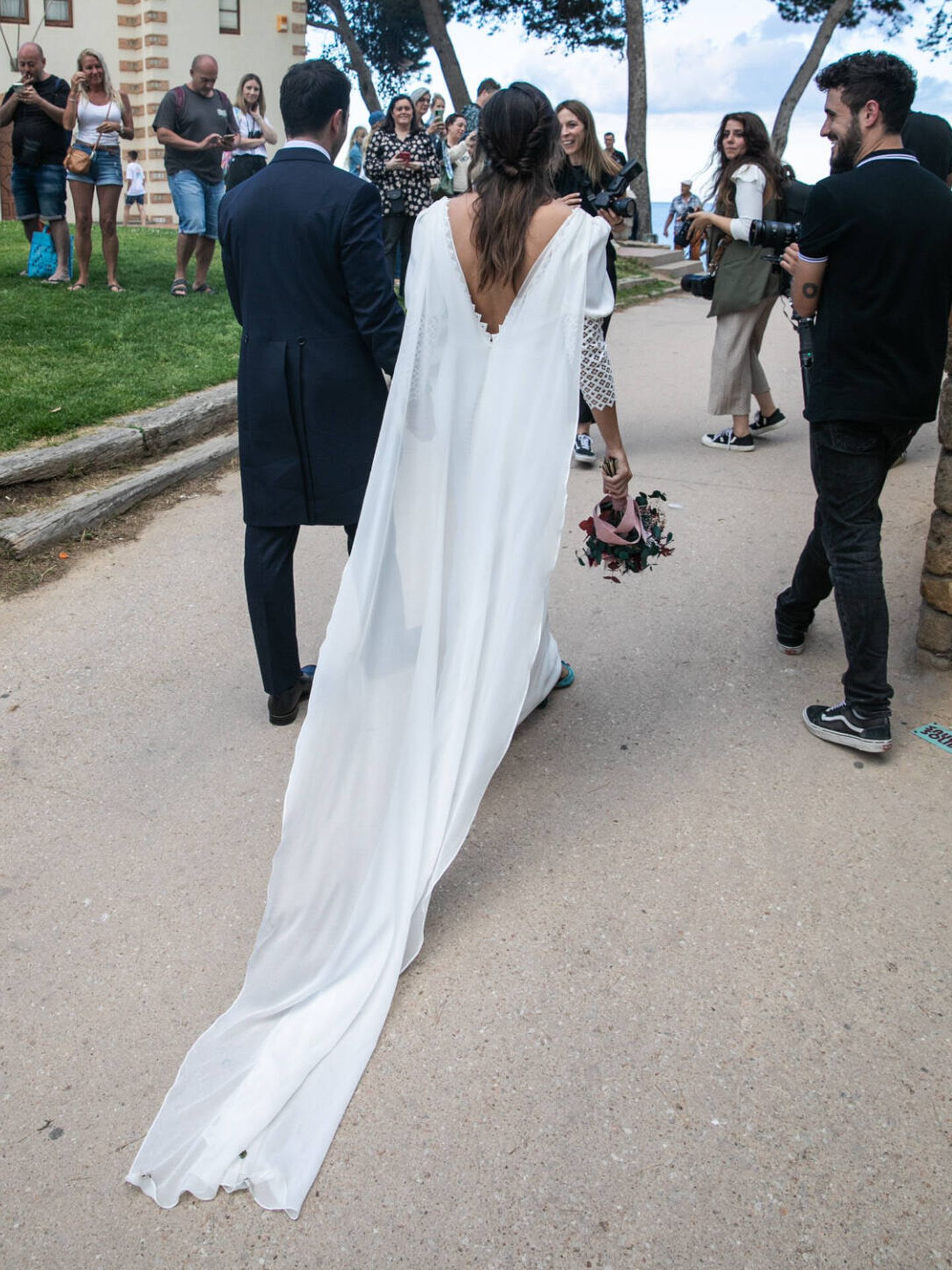 Detalle de la capa del vestido de novia. (Gtres)