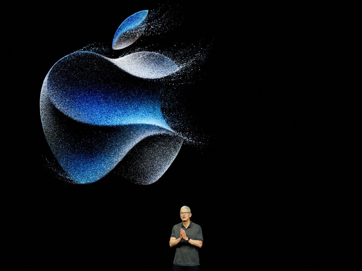 Foto: El CEO de Apple, Tim Cook, durante un evento de la compañía en Cupertino. (Reuters/Loren Elliott)