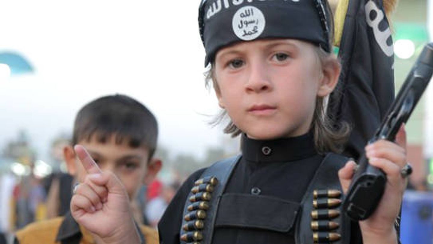 Un niño durante un desfile propagandístico de Daesh en Irak.