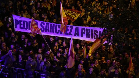 Protesta contra la amnistía frente a Ferraz entre gritos de Puigdemont a prisión