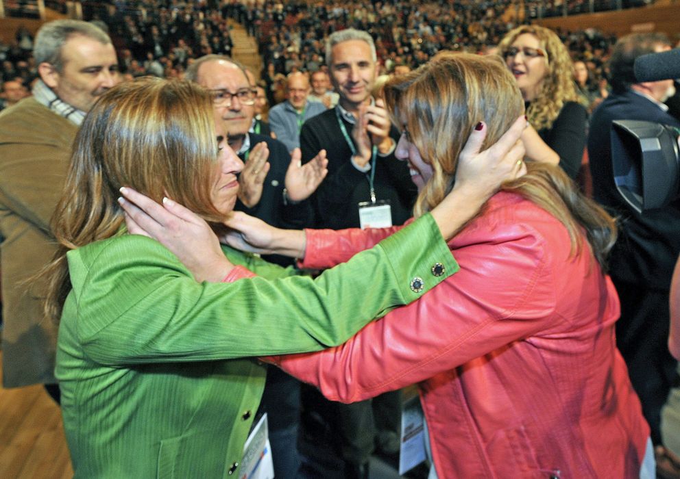 Foto: Susana Díaz y Carme Chacón se saludan en un acto (Efe)