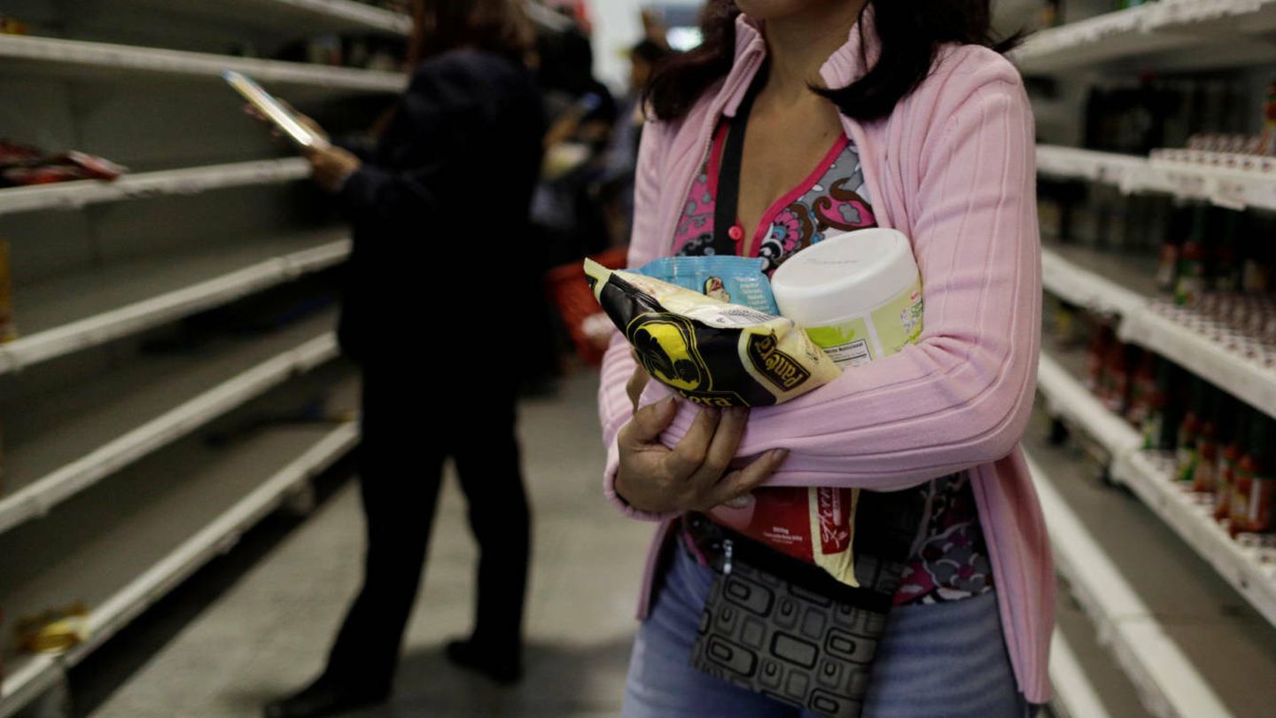 Venezolanos hacen acopio de alimentos en un supermercado de Caracas, el 25 de julio de 2017. (Reuters)