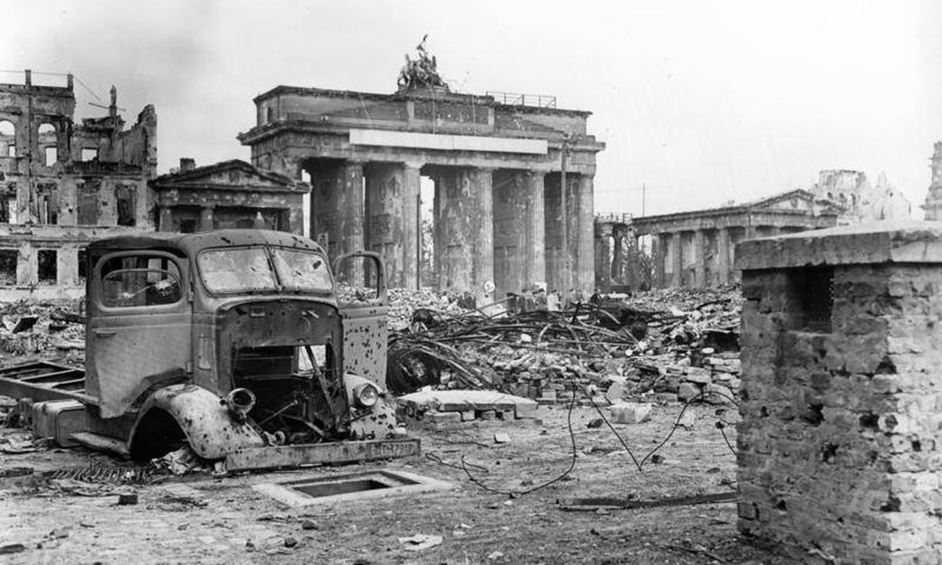 Estado de la Puerta de Brandeburgo tras la rendición alemana. (Creative Commons)