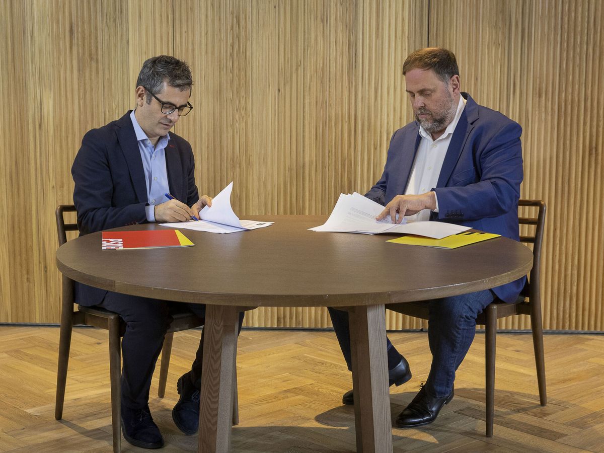 Foto: Bolaños y Junqueras, en la firma entre el PSOE y ERC. (EFE/Jordi Play)