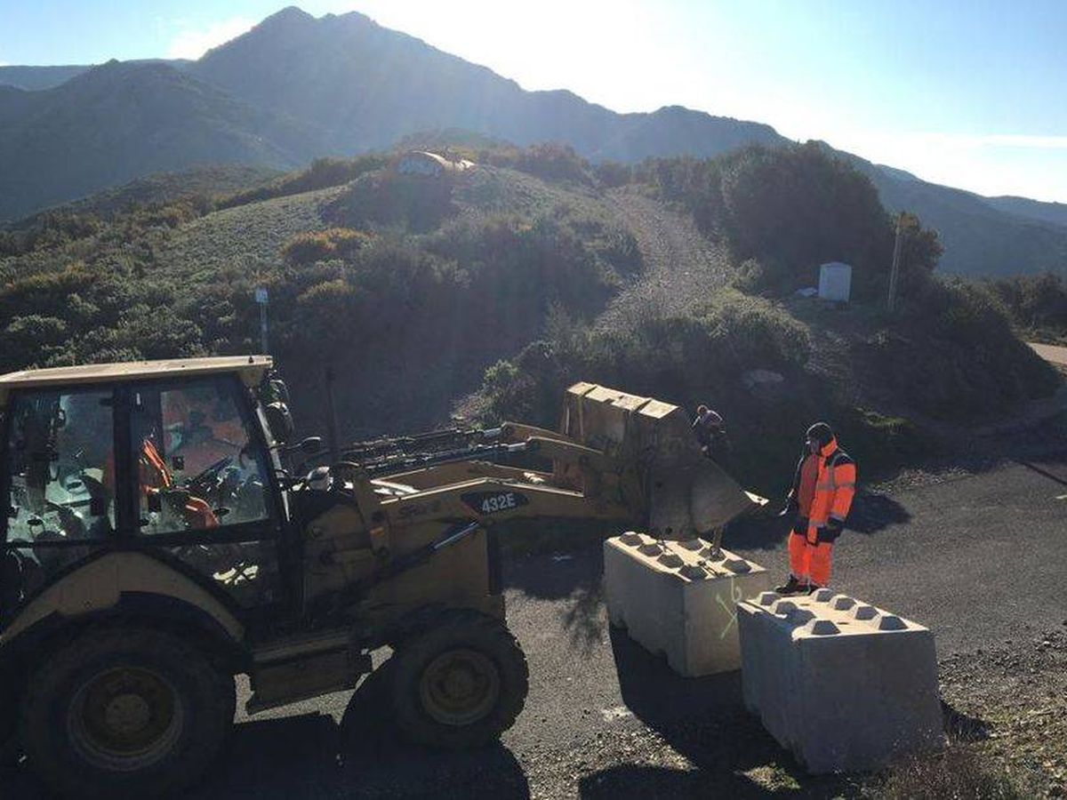 Foto: Puerto de Banyuls. Excavadoras francesas colocan, el 11 de enero de 2021, bloques de cemento para impedir el paso. (FR3/Televisión pública francesa)