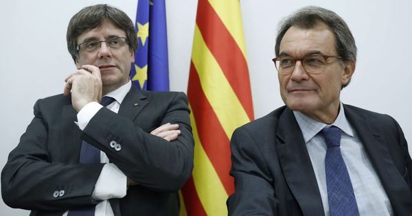Foto: El presidente de la Generalitat, Carles Puigdemont (i) y el expresidente Artur Mas presiden el Comité Nacional del PDeCAT. (EFE)