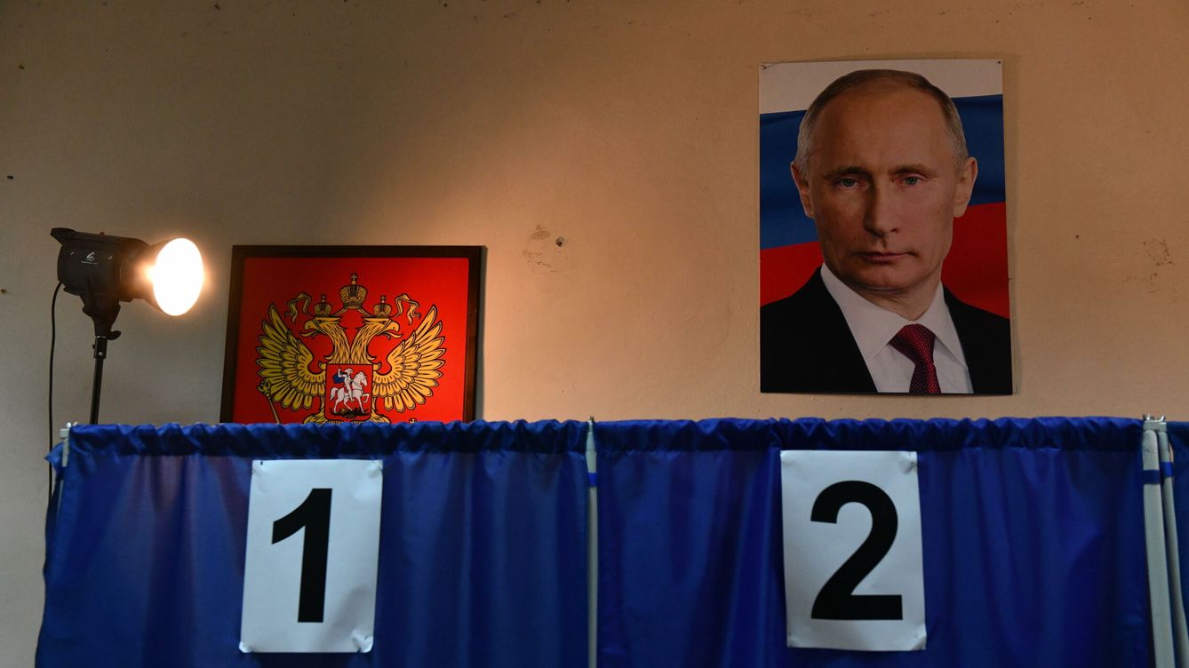 Foto: Donetsk (Ukraine), 17 03 2024.- Russian President Vladimir Putin's picture and Russian coat of arms are seen on a wall above the voting booths during the presidential election in Donetsk, Donetsk region, Russian controlled part of Ukraine, 17 March 2024.