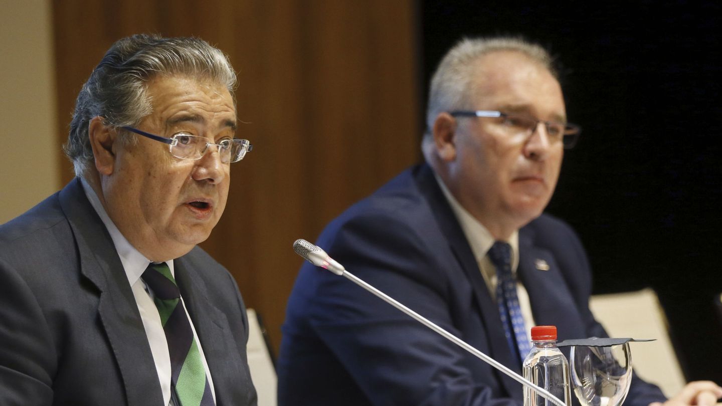 El ministro Juan Ignacio Zoido junto al presidente de la AVT Alfonso Sánchez. (EFE)