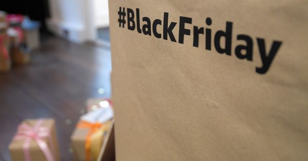Foto: Un 'hashtag' de Black Friday en una de las cajas de Amazon (Toby Melville / Reuters)