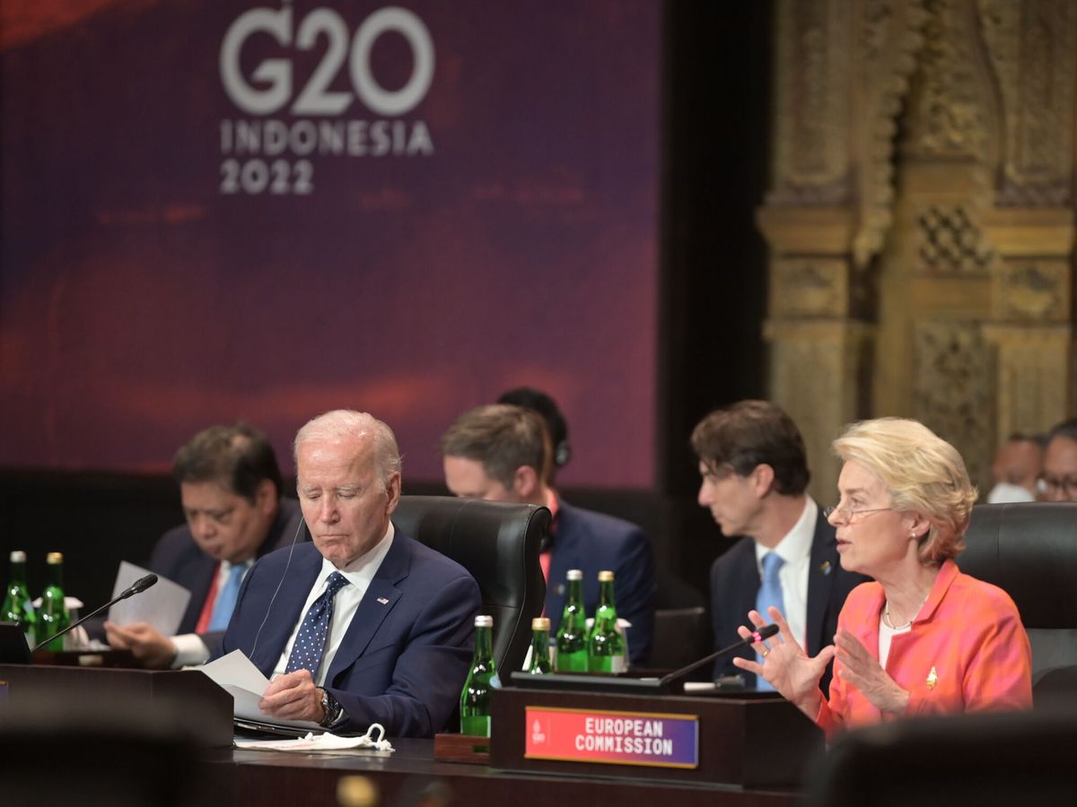 Foto: El Presidente de los Estados Unidos, Joe Biden (izquierda), y la Presidenta de la Comisión Europea, Ursula von der Leyen (derecha). (EFE/EPA/Pool/Galih Pradipta)