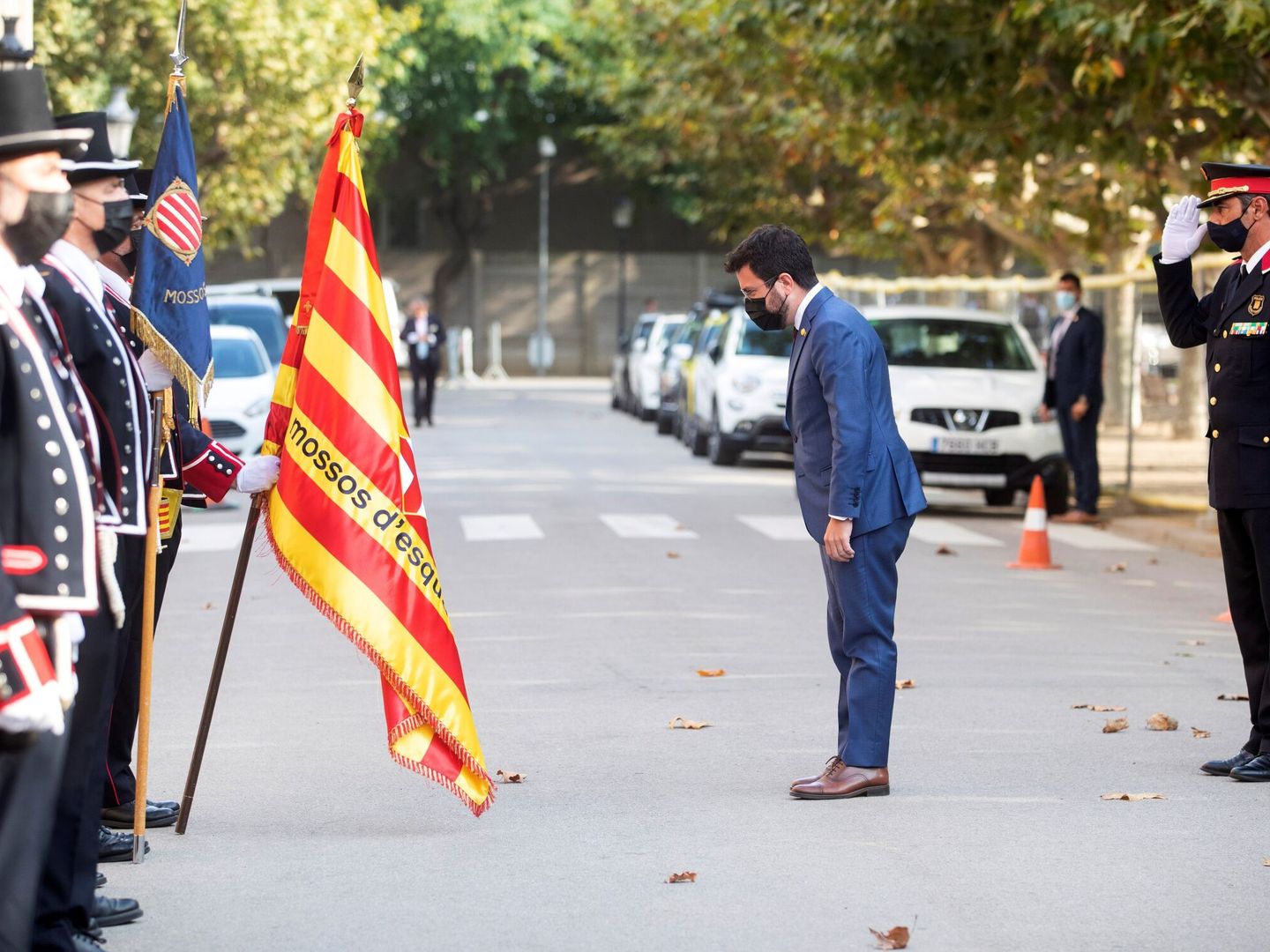 El presidente de la Generalitat, Pere Aragonès (c), a su llegada al Parlament. (EFE)