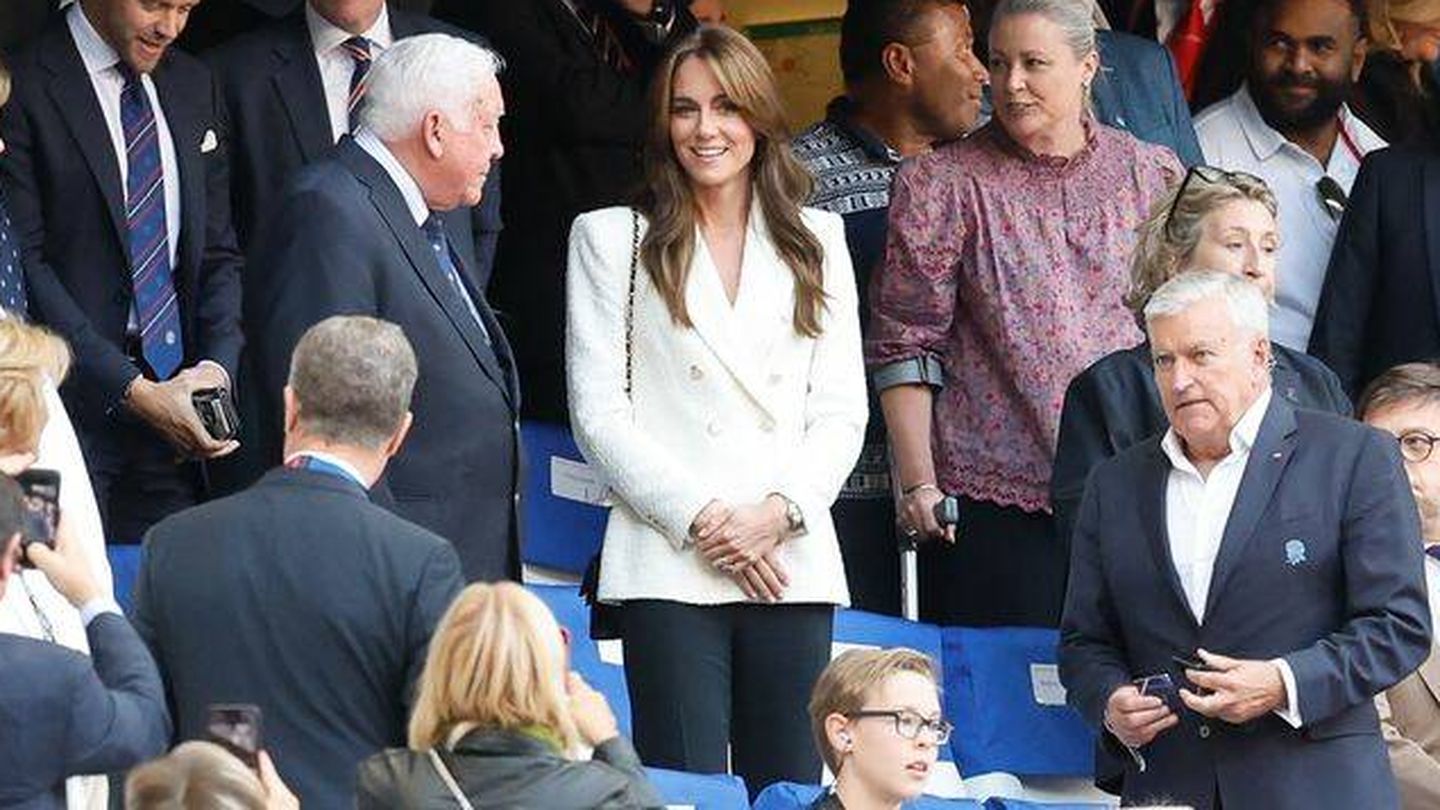 Kate Middleton, con chaqueta de Zara en el rugby. (EFE/Sebastien Nogier)