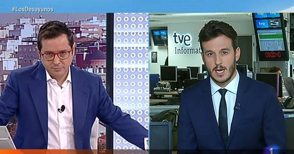 Foto: Los periodistas de 'Los Desayunos de TVE', Sergio Martín (i) y Diego Losada (d). (RTVE)