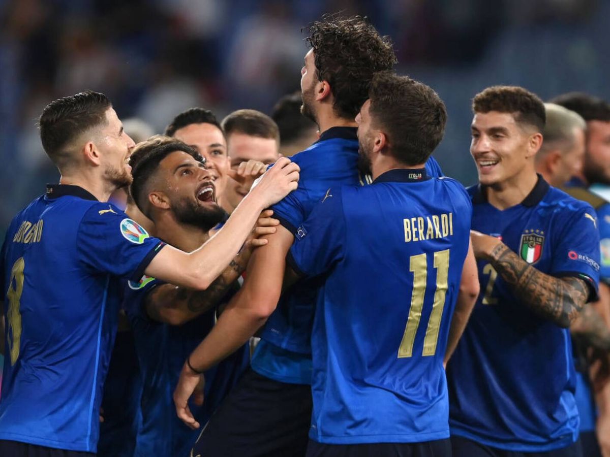 Foto: Los futbolistas italianos celebran el triunfo ante Suiza. (@azurri)