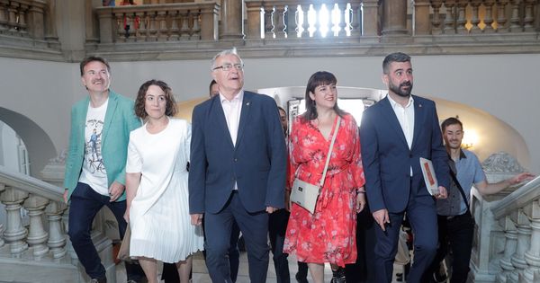 Foto: Joan Ribó, con los concejales de Compromís, pocos minutos antes de su elección como alcalde de Valencia. (EFE)