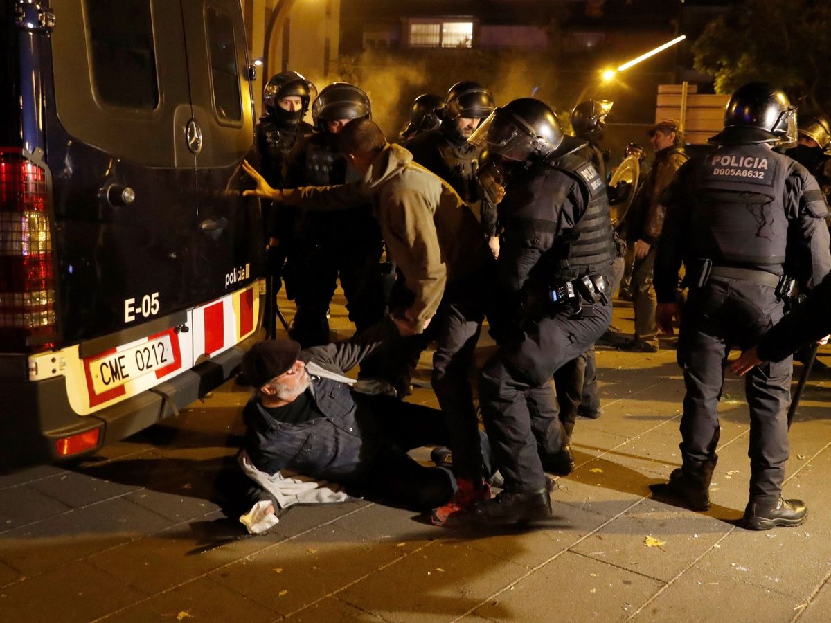 Foto: Incidentes en los aledaños del Camp Nou. (EFE)