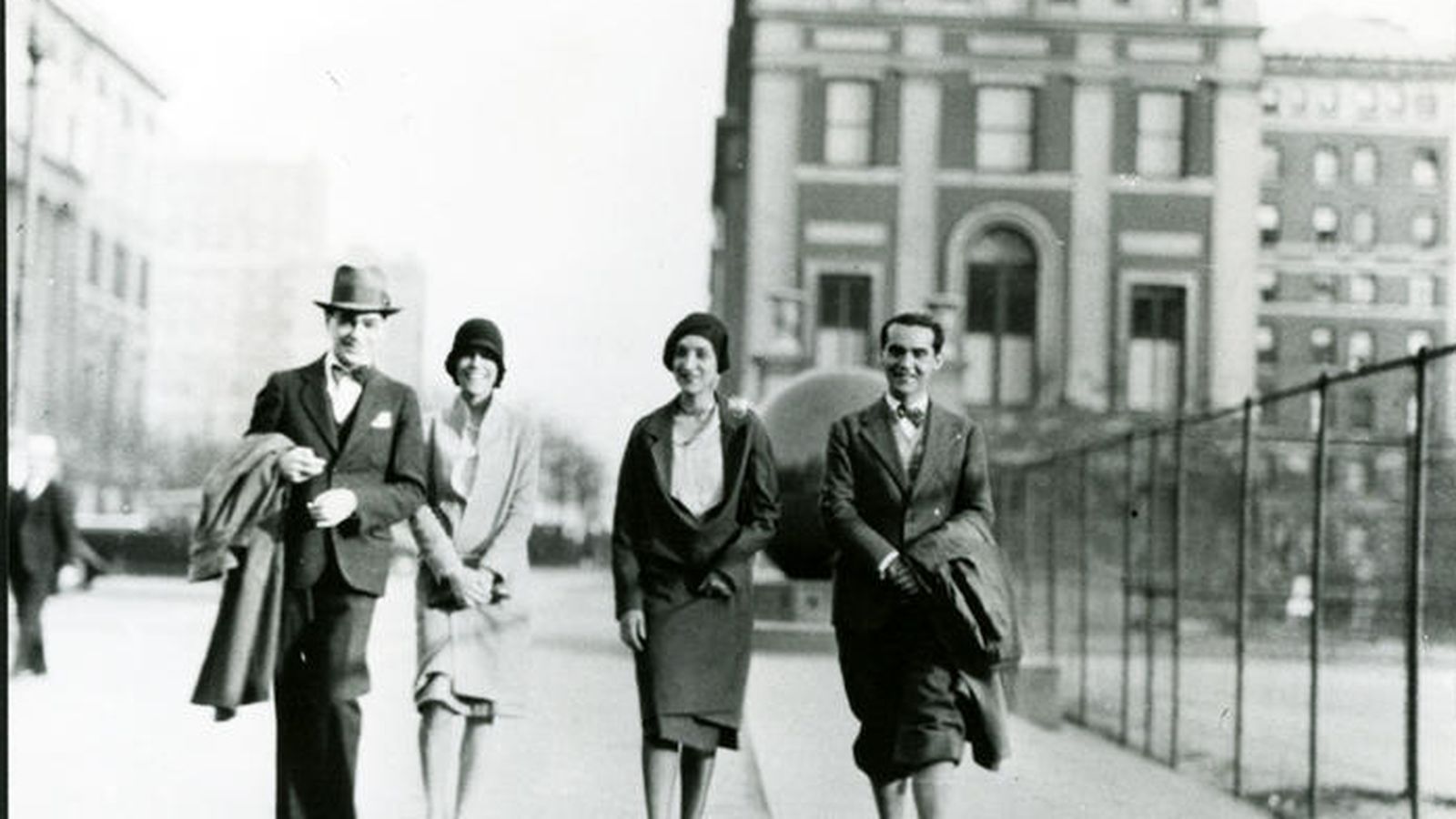 Foto: El poeta, a la derecha, en el campus de la Universidad de Columbia, otoño de 1929, con María Antonieta Rivas y dos amigos sin identificar. (Fundación García Lorca)