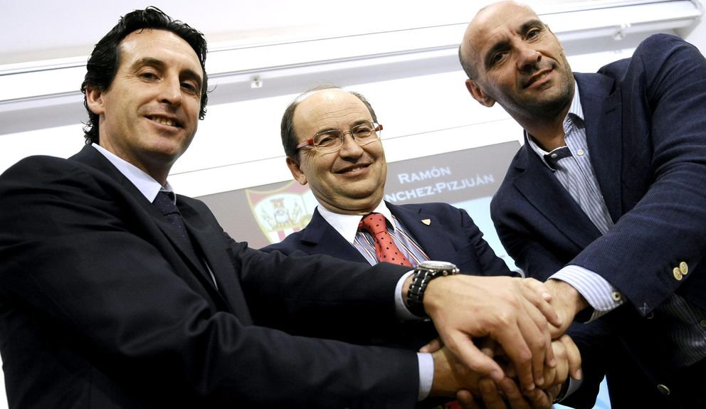 Monchi, a la derecha, junto a Unai Emery y José Castro, entrenador y presidente del Sevilla, respectivamente 