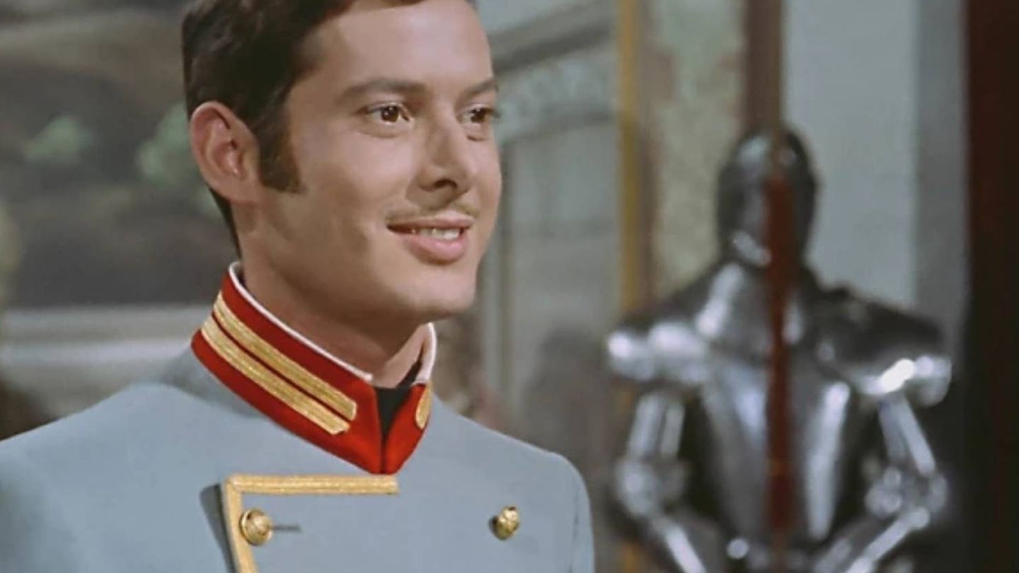 Vicente Parra, como el rey Alfonso XII en la película '¿Dónde vas Alfonso XII?'. (Pecsa Films)