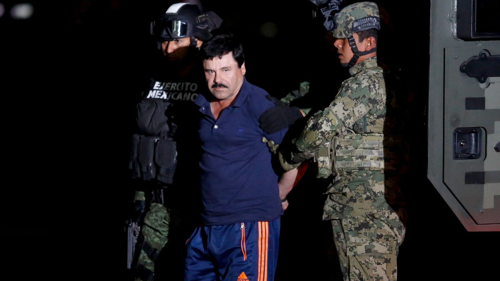 Foto: Joaquin 'El Chapo' Guzmán es escoltado por soldados mexicanos durante su presentación ante la prensa en Ciudad de México, el 8 de enero de 2016 (Reuters). 