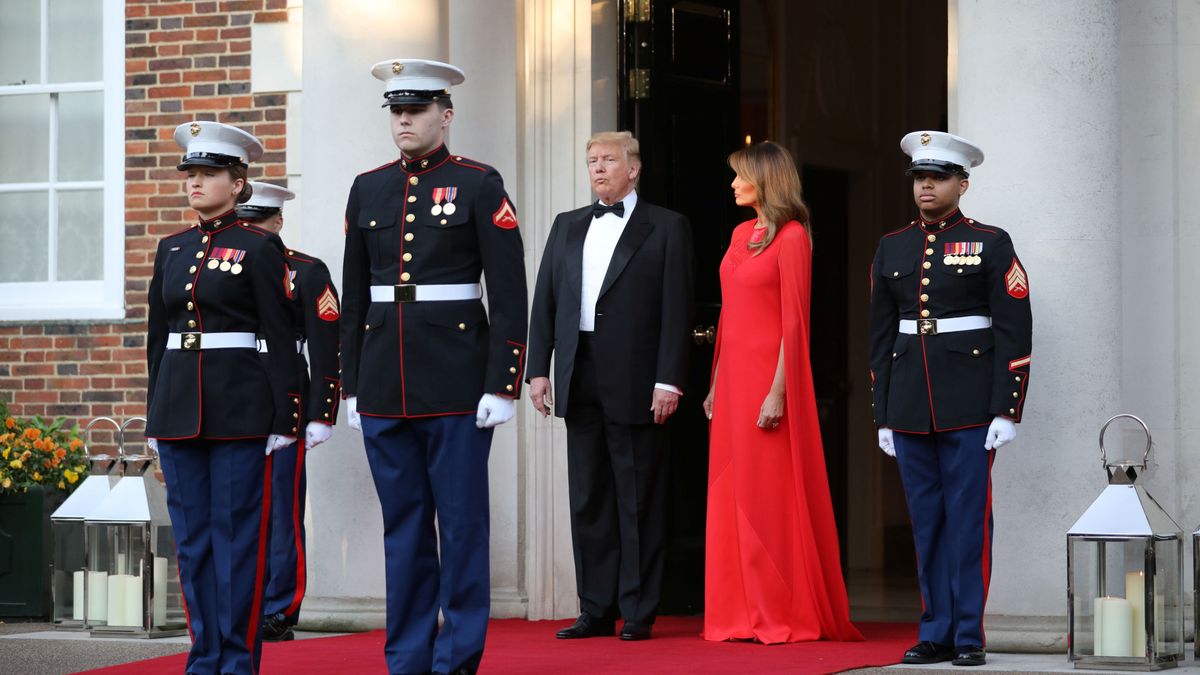 Melania Trump deslumbra de rojo en su cena como anfitriona en Londres 